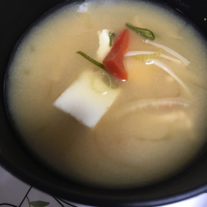 雑煮大根と金時人参と豆腐とエノキの白味噌汁(^^)